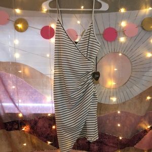5 for $25📦 White and black stripped slit dress. NWT